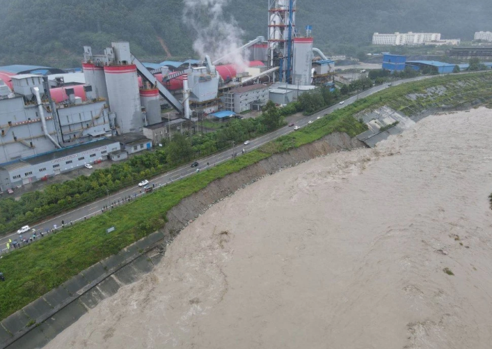 德阳什邡洛水镇堤防垮塌250余米 目前正排险加固